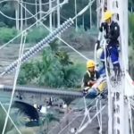 Di Ketinggian, Untuk Terang: Aksi Heroik Petugas BUMN PLN di Aceh Tuai Pujian