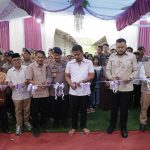 Vasko Ruseimy dan Evi Yandri Rajo Budiman Serahkan Huntara Mandiri ke Pemko Padang