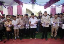 Vasko Ruseimy dan Evi Yandri Rajo Budiman Serahkan Huntara Mandiri ke Pemko Padang