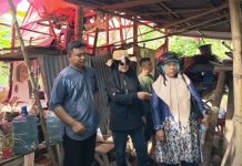 Beratap Terpal dan Lantai Tanah, Endarmy Perjuangkan Bedah Rumah Maryunis di Pariaman