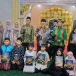 Ketua DPRD Sumbar Serahkan Al-Qur’an untuk Anak Pemenang Lomba Ramadan di Masjid Al Furqan, Beri Motivasi Empat Kunci Sukses